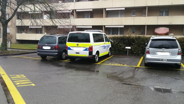 Ein Polizeiauto parkiert vor dem Tatort in Spreitenbach Ein Polizeiauto parkiert vor dem Tatort in Spreitenbach
