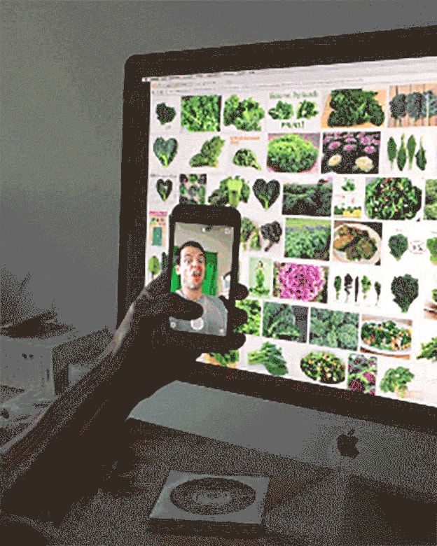 Ein Mann schaut sich Speck und Kale in einem Webbrowser an und hält seine Reaktion auf das Gesehene mit Snapchat fest.