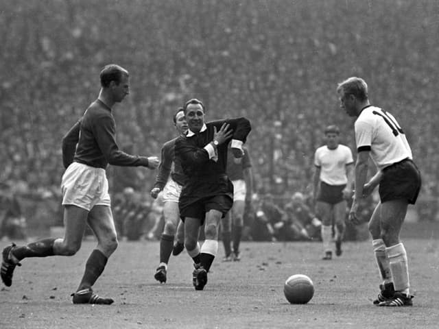 Gottfried Dienst verfolgt den Zweikampf zwischen Siegfried Held und Jack Charlton. Gottfried Dienst verfolgt den Zweikampf zwischen Siegfried Held und Jack Charlton.