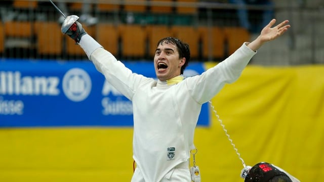 Max Heinzer bejubelt seine Titelverteidigung am Grand Prix in Bern. Max Heinzer bejubelt seine Titelverteidigung am Grand Prix in Bern.