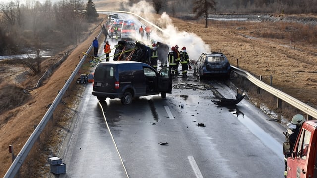Il lieu da l'accident cun ils trais vehichels pertutgads. Il lieu da l'accident cun ils trais vehichels pertutgads.