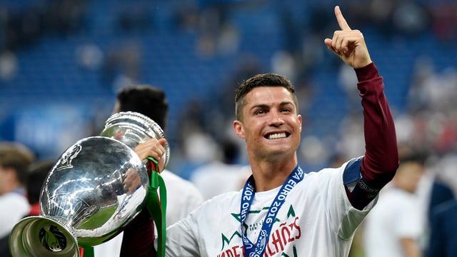 Cristiano Ronaldo cun il buccal da l'EURO 2016. Cristiano Ronaldo cun il buccal da l'EURO 2016.