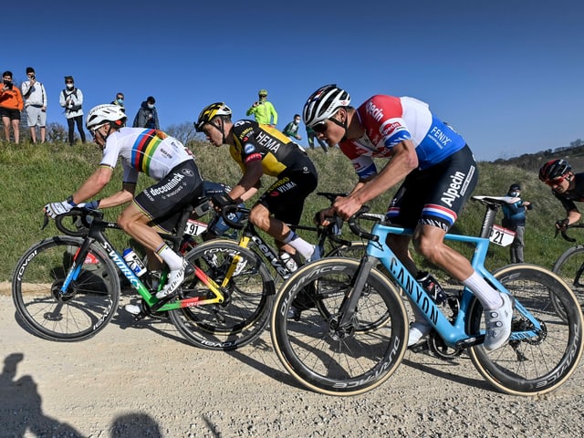 Julian Alaphilippe, Wout van Aert und Mathieu van der Poel (v.l.). Julian Alaphilippe, Wout van Aert und Mathieu van der Poel (v.l.).