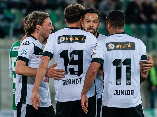 Die Spieler von Lugano jubeln. Die Spieler von Lugano jubeln.