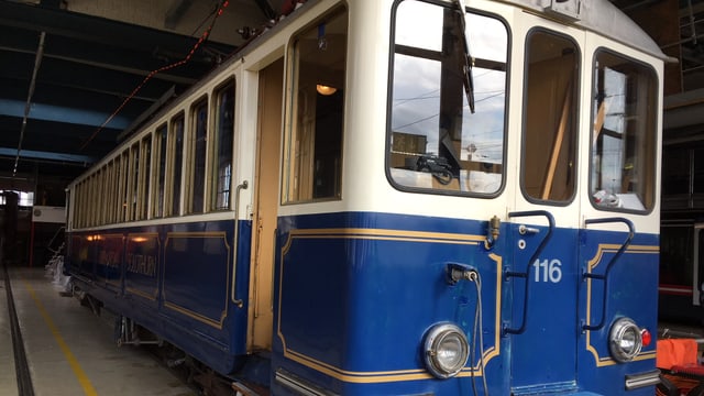 Umgebauter und blau angestrichener alter Bahnwaggon. Umgebauter und blau angestrichener alter Bahnwaggon.