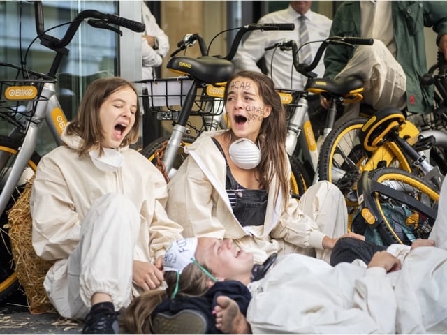 Aktivistinnen am Paradeplatz in Z&uuml;rich.