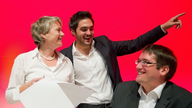 Jacqeueline Fehr, Cedric Wermuth und Christian Levrat lachend an einer SP-DV anno 2010. Jacqeueline Fehr, Cedric Wermuth und Christian Levrat lachend an einer SP-DV anno 2010.