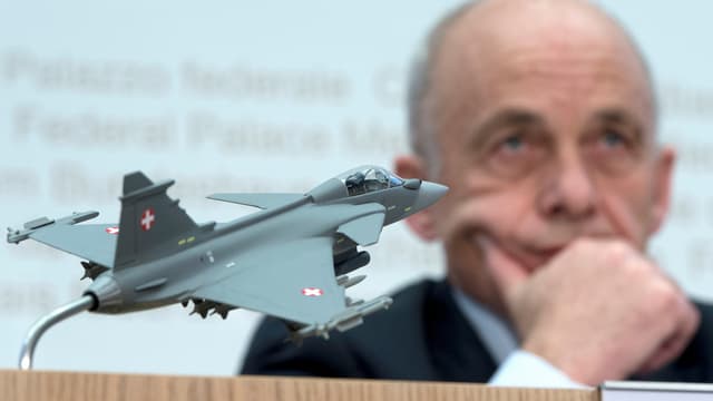 Verteidigungsminister Ueli Maurer stützt den Kopf auf die Hand. Daneben steht ein kleines Gripen-Modell. Verteidigungsminister Ueli Maurer stützt den Kopf auf die Hand. Daneben steht ein kleines Gripen-Modell.