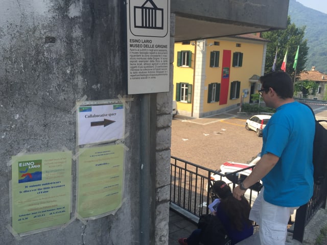 Ein junger Wikipedia-Autor auf dem Dorfplatz. Ein junger Wikipedia-Autor auf dem Dorfplatz.