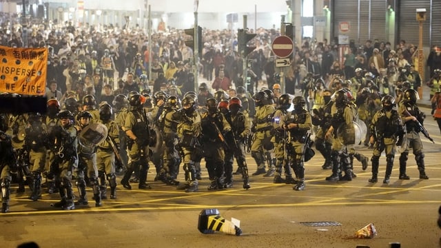 Unruhe zwischen Polizisten und Demonstranten Unruhe zwischen Polizisten und Demonstranten