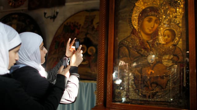 Zwei muslimische Palästinenserinnen besichtigen die Geburtskirche in Bethlehem. Zwei muslimische Palästinenserinnen besichtigen die Geburtskirche in Bethlehem.