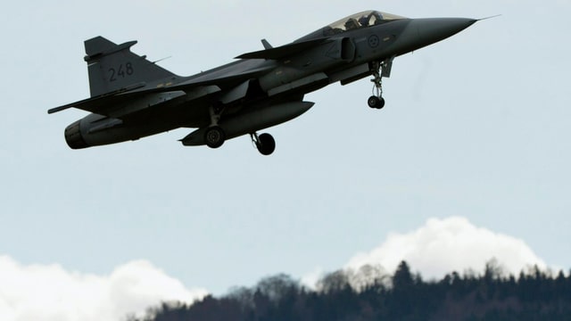 Ein Kampfjet Typ Gripen C hebt bei einem Testflug auf dem Flugplatz Emmen im April 2013 ab. Ein Kampfjet Typ Gripen C hebt bei einem Testflug auf dem Flugplatz Emmen im April 2013 ab.
