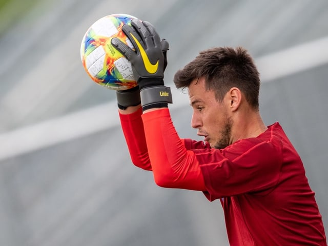 Lindner hält im Training einen Ball Lindner hält im Training einen Ball