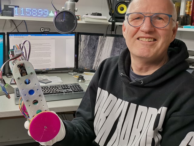 Andreas Spiess mit seinem "Stand-up Roboter". Andreas Spiess mit seinem "Stand-up Roboter".