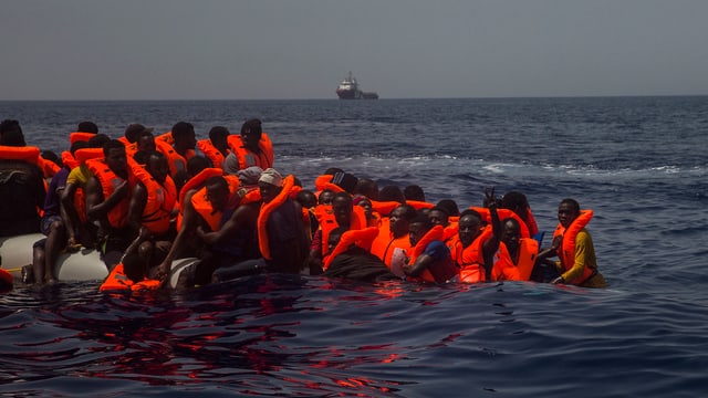Ein sinkendes Flüchtlingsboot im Mittelmeer Ein sinkendes Flüchtlingsboot im Mittelmeer