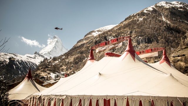 Im Vordergrund ein Zelt, im Hintergrund Berge. Im Vordergrund ein Zelt, im Hintergrund Berge.