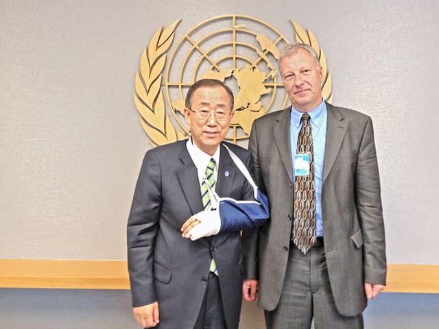 Zwei Männer, Korrespondent und Uno-Generalsekretär, vor dem UNO-Signet.