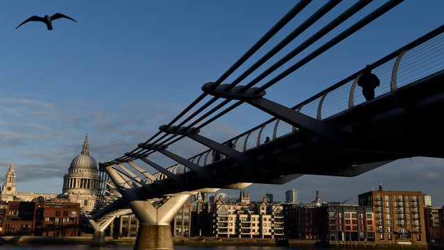 Schmale Fussgängerbrücke über einen Fluss. Schmale Fussgängerbrücke über einen Fluss.