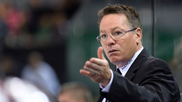 Genf-Coach Chris McSorley gibt Anweisungen. Genf-Coach Chris McSorley gibt Anweisungen.
