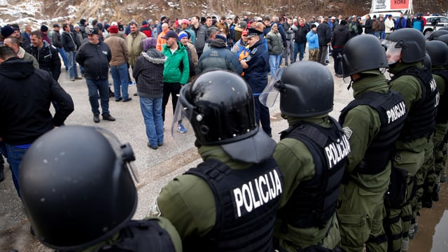 Protestierende Veteranen blockieren eine wichtige Kreuzung bei Doboj. Protestierende Veteranen blockieren eine wichtige Kreuzung bei Doboj.