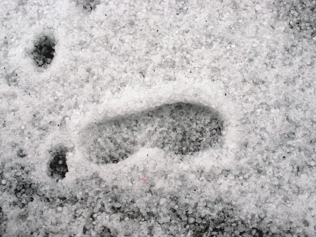 Ein Fussabdruck im Hagel.