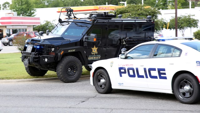 Autos da polizia sin la via nua ch'i ha dà la sajettada. Autos da polizia sin la via nua ch'i ha dà la sajettada.