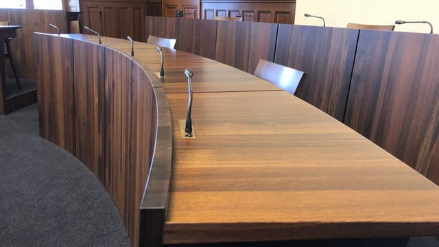 Sitzpulte der Solothurner Regierung im Kantonsratsaal. Sitzpulte der Solothurner Regierung im Kantonsratsaal.