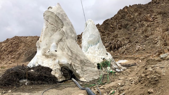 Künstlicher Gletscher umgeben von Gestein Künstlicher Gletscher umgeben von Gestein