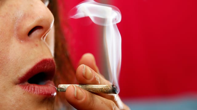 Eine Frau mit einem Joint Eine Frau mit einem Joint