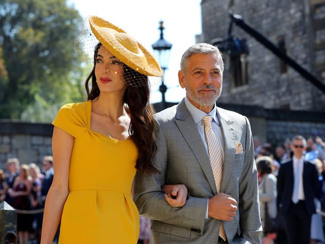 Frau in gelbem Kleid und Mann in grauem Anzug. Frau in gelbem Kleid und Mann in grauem Anzug.