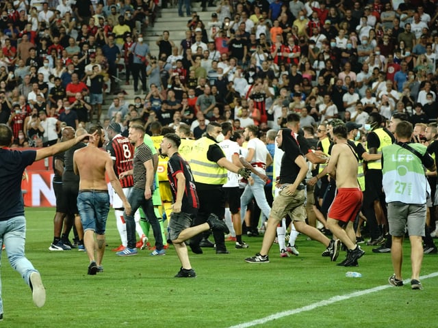 Fans stürmen den Platz des Stadions Allianz Riviera in Nizza. Fans stürmen den Platz des Stadions Allianz Riviera in Nizza.