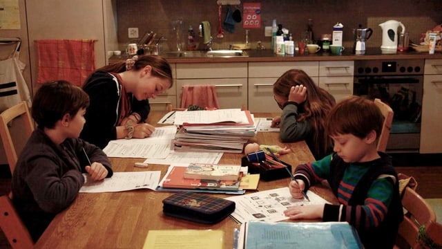 Vier Kinder lernen an einem Tisch Vier Kinder lernen an einem Tisch