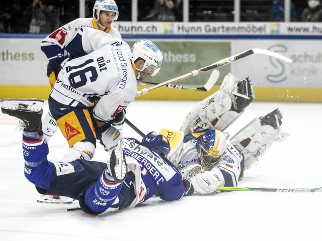 Die Spieler des EVZ und der ZSC Lions. Die Spieler des EVZ und der ZSC Lions.