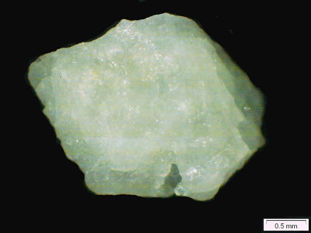 Ein weiss-grünliches Quarzsandkorn aus der Borgne.