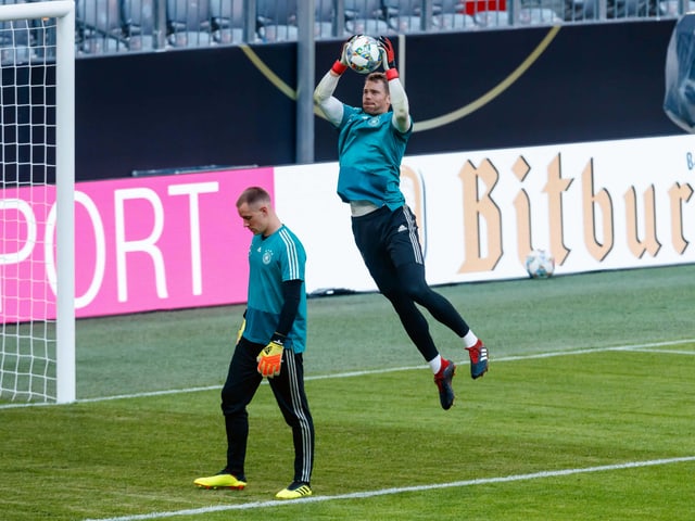 Manuel Neuer fängt einen Ball in der Luft, vor ihm steht Marc-André ter Stegen. Manuel Neuer fängt einen Ball in der Luft, vor ihm steht Marc-André ter Stegen.