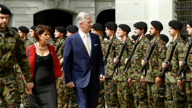 Empfangen wurde der König auch von der Ehrengarde. Empfangen wurde der König auch von der Ehrengarde.
