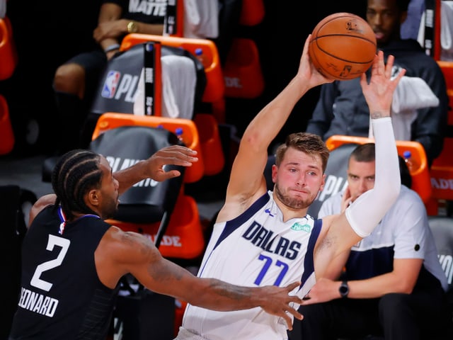Kawhi Leonard bedrängt Luka Doncic. Kawhi Leonard bedrängt Luka Doncic.