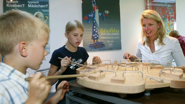 Kinder spielen im Museum. Kinder spielen im Museum.
