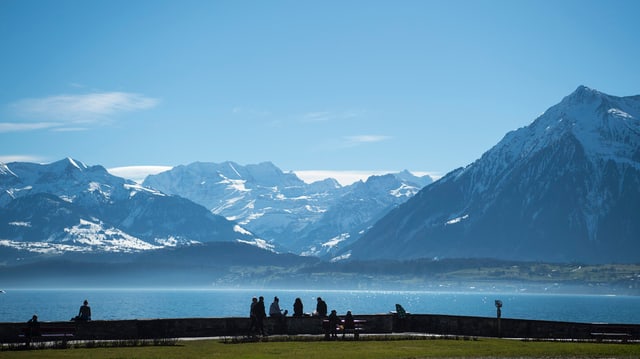 Blick auf Thunersee und die Alpen. Blick auf Thunersee und die Alpen.