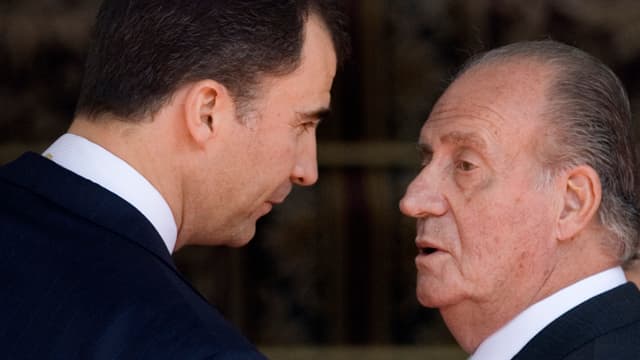 Vater und Sohn: Kronprinz Felipe, links, und sein Vater König Juan Carlos, sind einander zugewandt. Vater und Sohn: Kronprinz Felipe, links, und sein Vater König Juan Carlos, sind einander zugewandt.