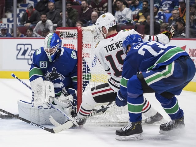 Auch Chicagos Jonathan Toews kommt nicht am Vancouver-Schlussmann vorbei. Auch Chicagos Jonathan Toews kommt nicht am Vancouver-Schlussmann vorbei.