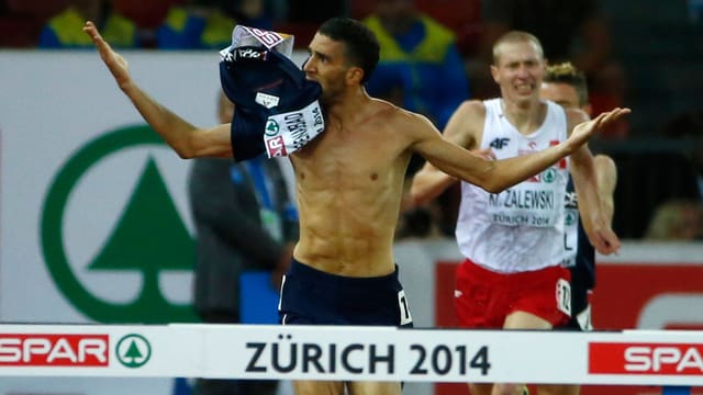 Mahiedine Mekhissi-Benabbad zieht sich vor dem Ziel das T-Shirt aus.
