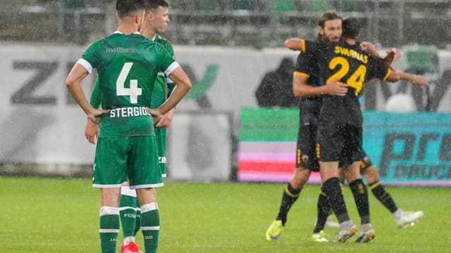 2 St. Galler nach der Niederlage gegen AEK Athen. 2 St. Galler nach der Niederlage gegen AEK Athen.