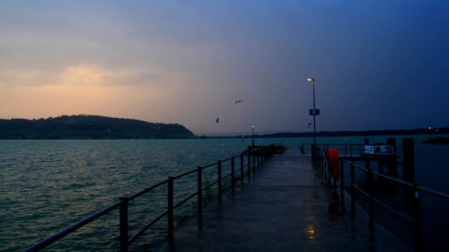 Regenstimmung am Dienstagabend am Murtensee. Regenstimmung am Dienstagabend am Murtensee.