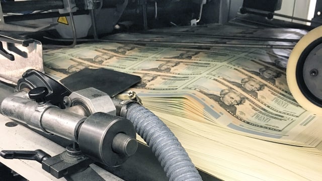 Eine Spezialmaschine sortiert die Bögen mit einem Luftgebläse. Eine Spezialmaschine sortiert die Bögen mit einem Luftgebläse.