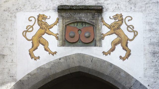 Zwei Löwen über einem Tor. Zwei Löwen über einem Tor.