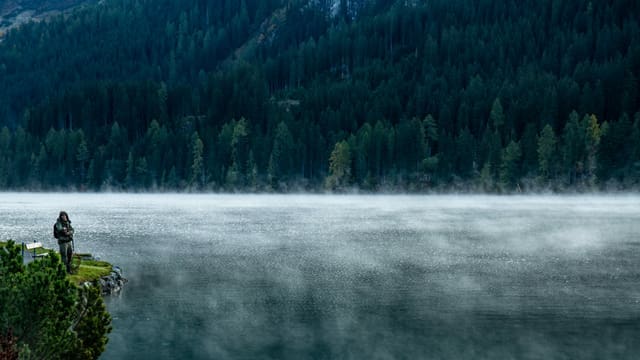 Seerauch steigt vom Davosersee auf. Seerauch steigt vom Davosersee auf.