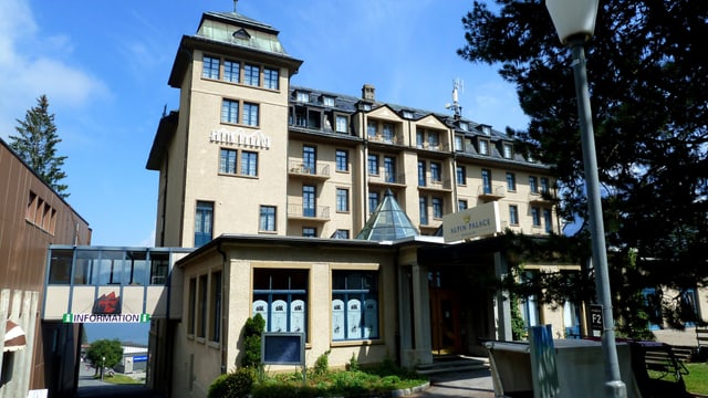 Ein grosses Gebäude von aussen. Ein grosses Gebäude von aussen.