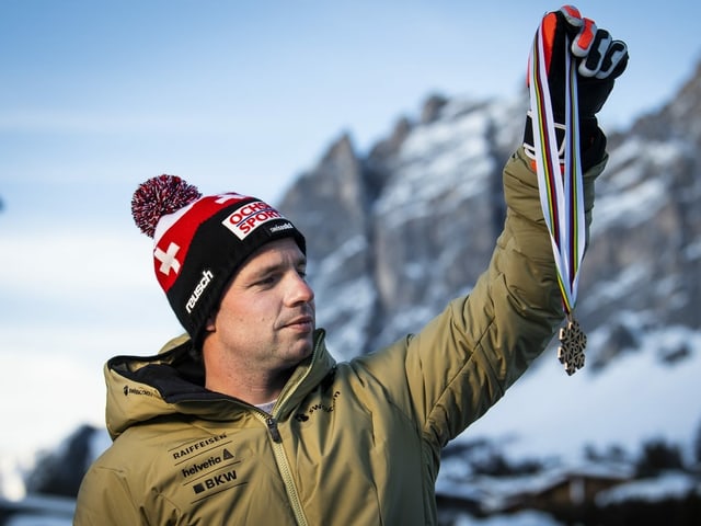 Feuz beobachtet seine Medaille eher skeptisch
