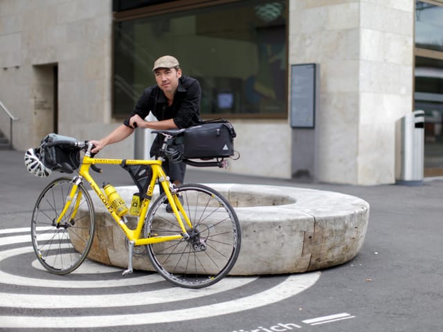 Jan posiert mit seinem Velo.